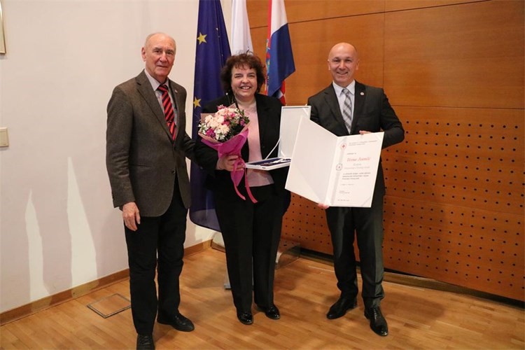 Dugogodišnjoj članici Crvenoga križa Vesni Ivančić uručen je Red Hrvatskog Crvenog križa